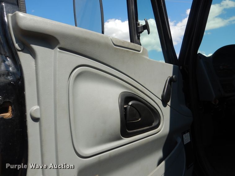 image for item FA9379 2005 International 7400  aerial lift truck