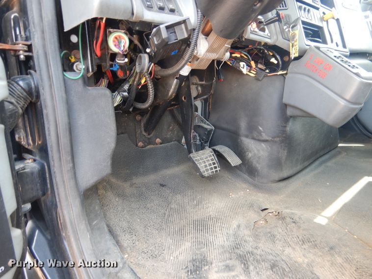 image for item FA9379 2005 International 7400  aerial lift truck