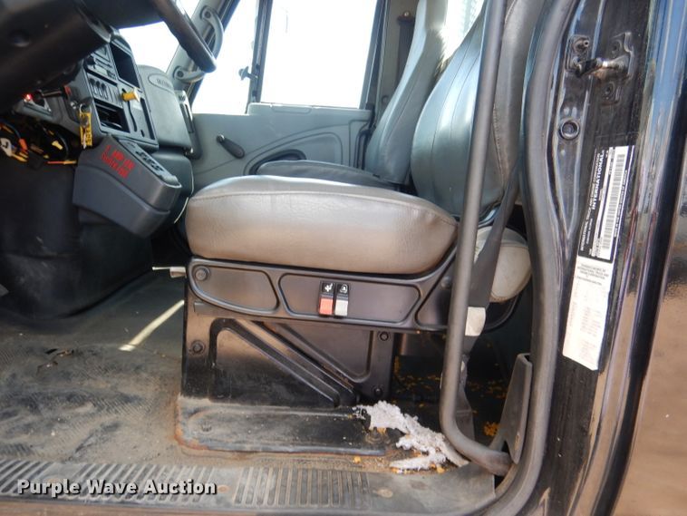 image for item FA9379 2005 International 7400  aerial lift truck