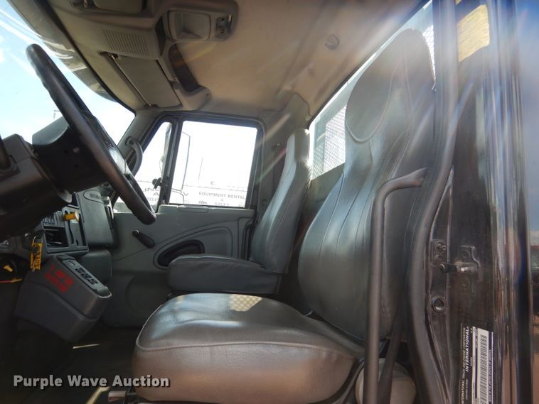 image for item FA9379 2005 International 7400  aerial lift truck