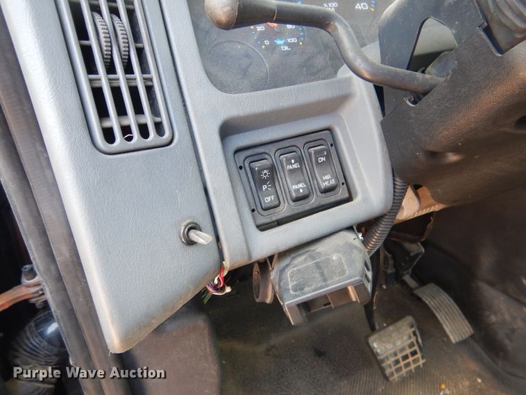 image for item FA9379 2005 International 7400  aerial lift truck