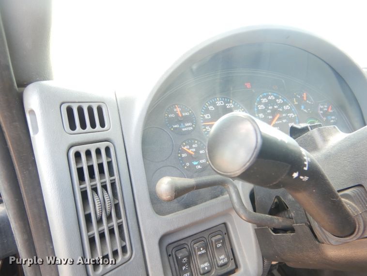 image for item FA9379 2005 International 7400  aerial lift truck