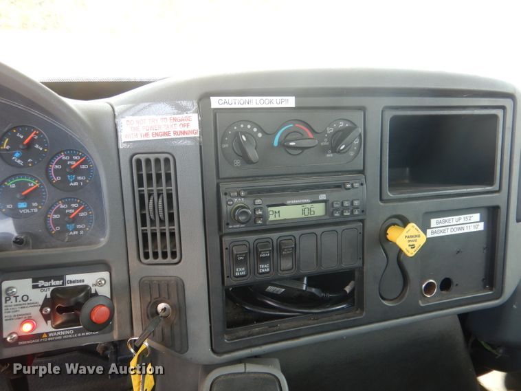 image for item FA9379 2005 International 7400  aerial lift truck