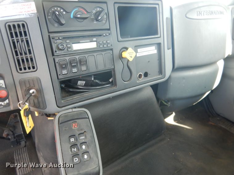 image for item FA9379 2005 International 7400  aerial lift truck