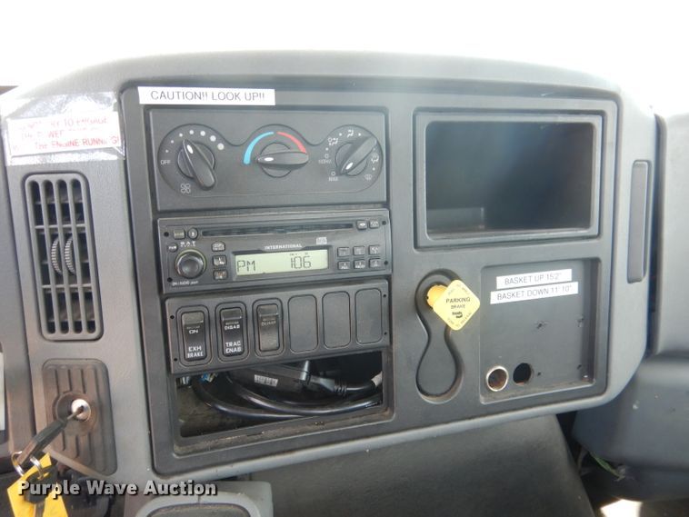 image for item FA9379 2005 International 7400  aerial lift truck