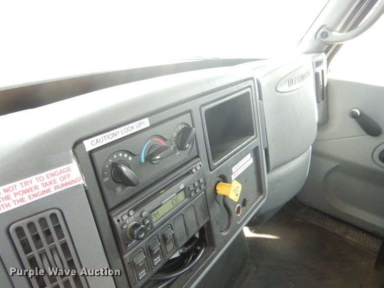 image for item FA9379 2005 International 7400  aerial lift truck