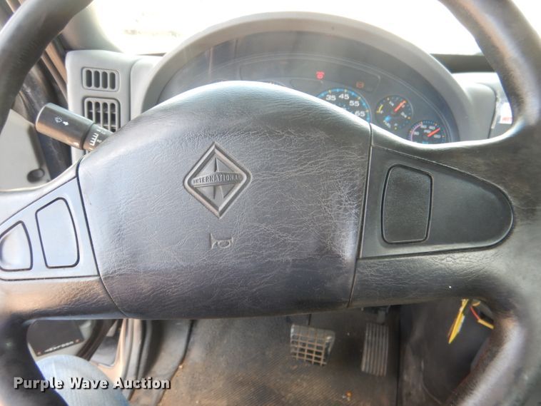 image for item FA9379 2005 International 7400  aerial lift truck