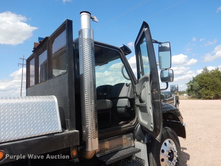 image for item FA9379 2005 International 7400  aerial lift truck