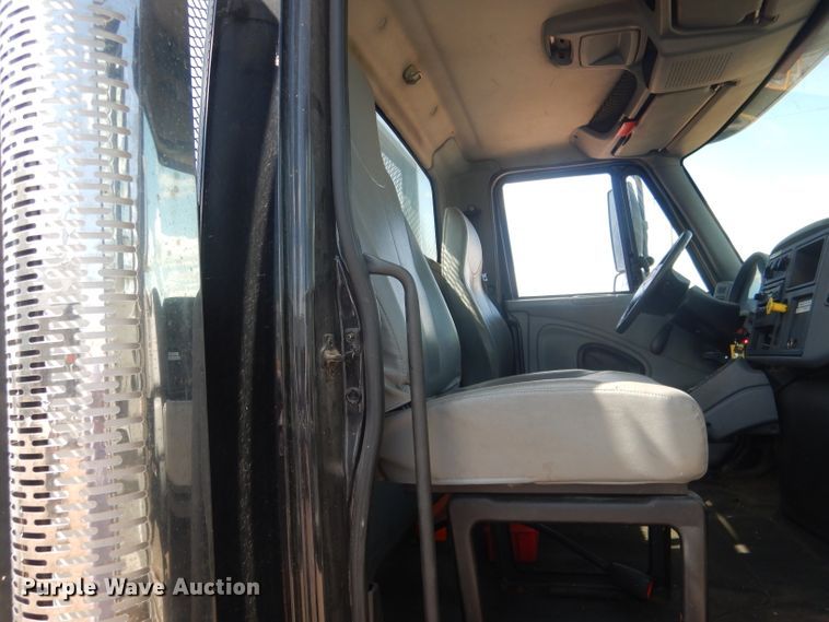 image for item FA9379 2005 International 7400  aerial lift truck