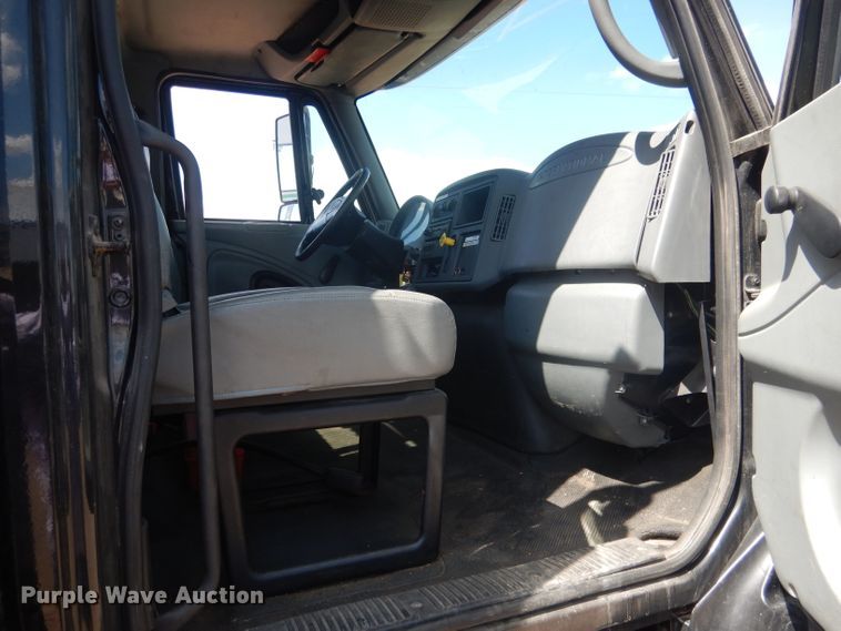 image for item FA9379 2005 International 7400  aerial lift truck