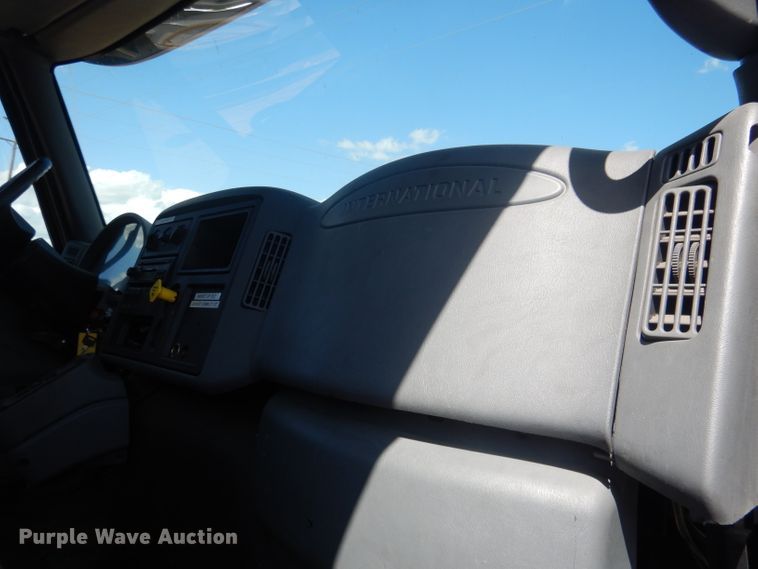 image for item FA9379 2005 International 7400  aerial lift truck