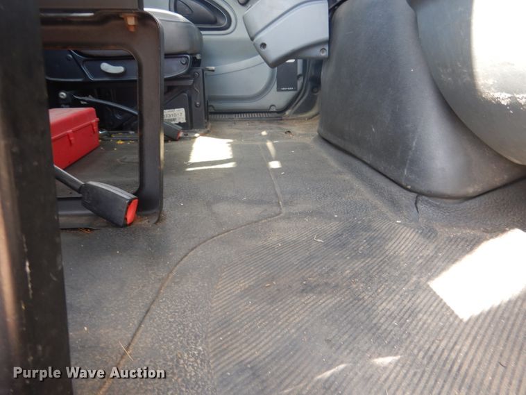 image for item FA9379 2005 International 7400  aerial lift truck