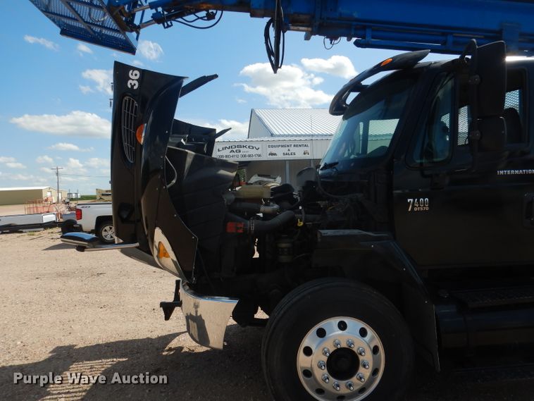 image for item FA9379 2005 International 7400  aerial lift truck