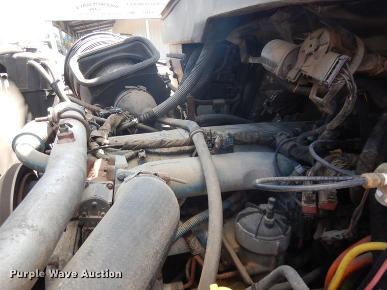 image for item FA9379 2005 International 7400  aerial lift truck