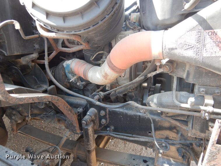 image for item FA9379 2005 International 7400  aerial lift truck