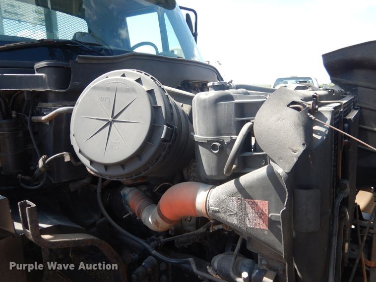 image for item FA9379 2005 International 7400  aerial lift truck