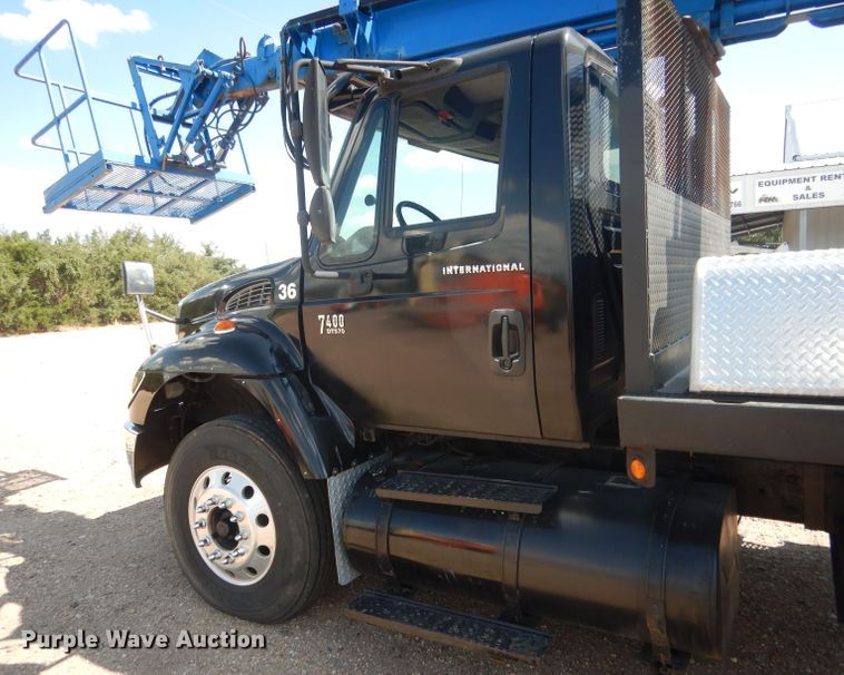 image for item FA9379 2005 International 7400  aerial lift truck