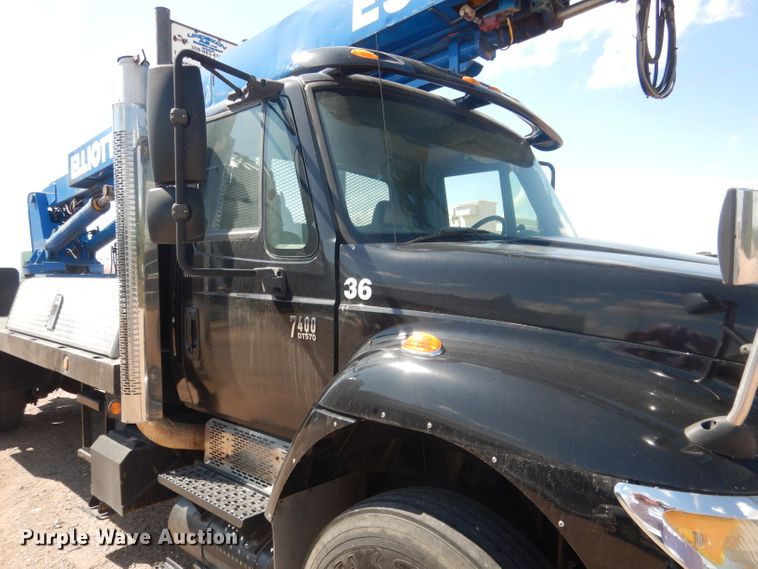 image for item FA9379 2005 International 7400  aerial lift truck