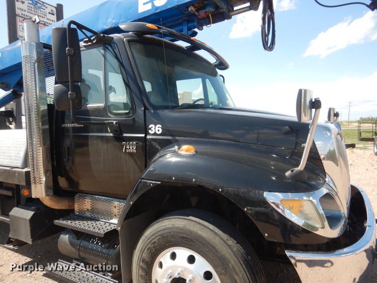 image for item FA9379 2005 International 7400  aerial lift truck