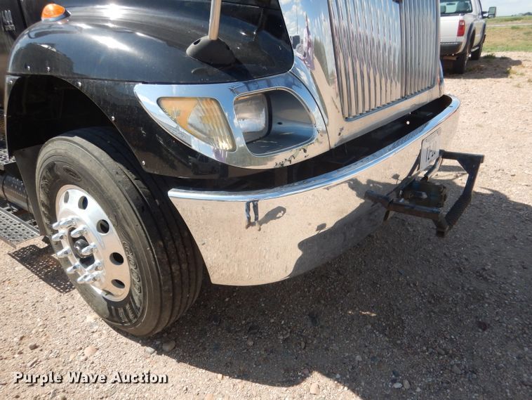 image for item FA9379 2005 International 7400  aerial lift truck