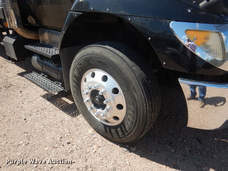 image for item FA9379 2005 International 7400  aerial lift truck