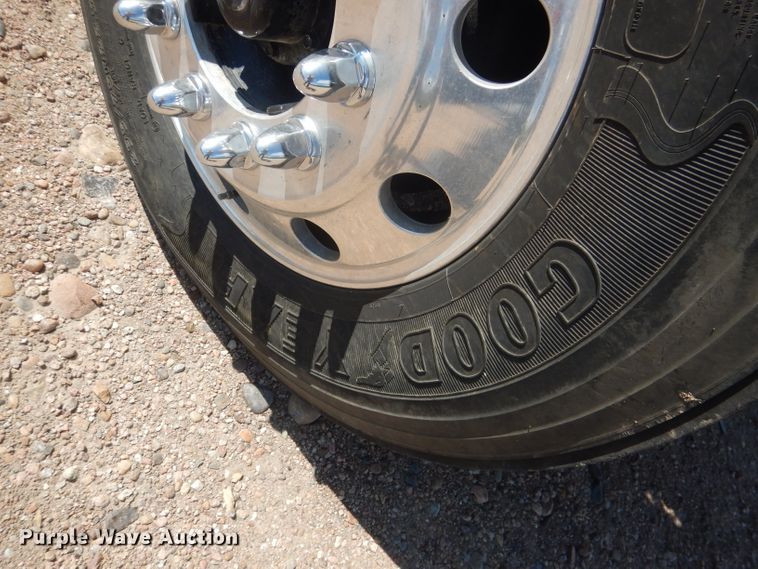 image for item FA9379 2005 International 7400  aerial lift truck