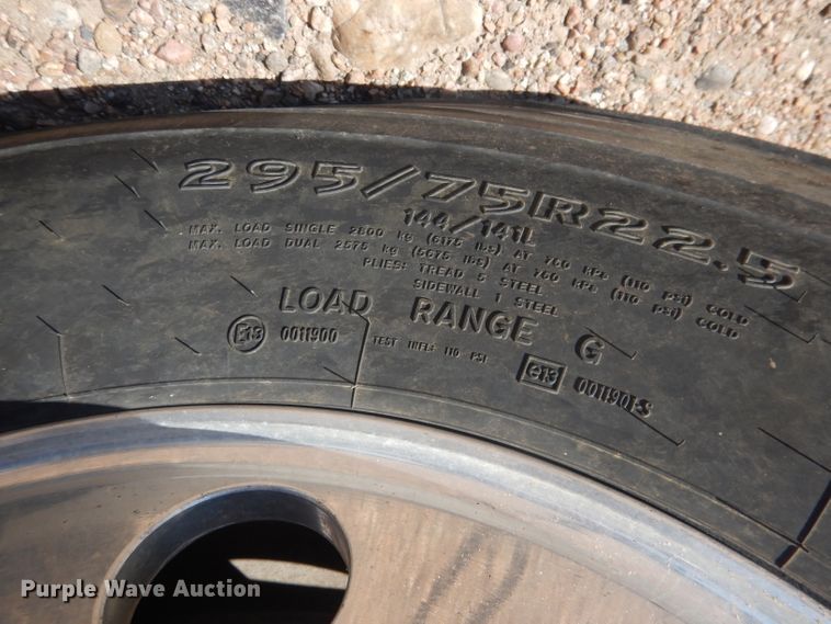 image for item FA9379 2005 International 7400  aerial lift truck