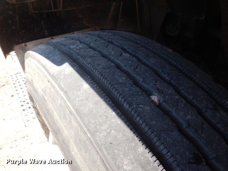 image for item FA9379 2005 International 7400  aerial lift truck