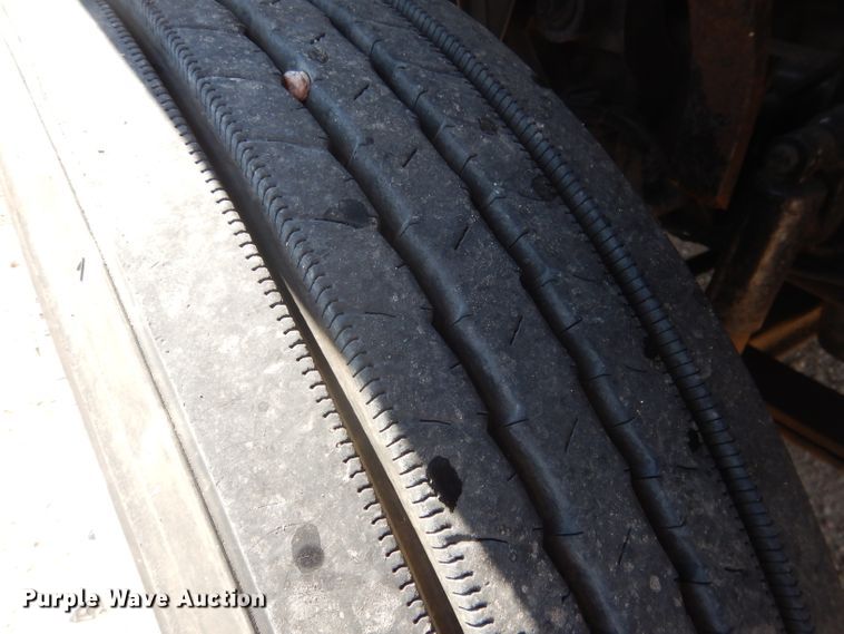 image for item FA9379 2005 International 7400  aerial lift truck