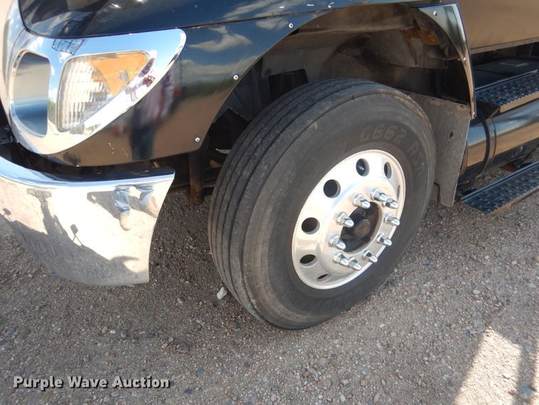 image for item FA9379 2005 International 7400  aerial lift truck