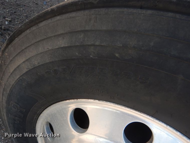 image for item FA9379 2005 International 7400  aerial lift truck