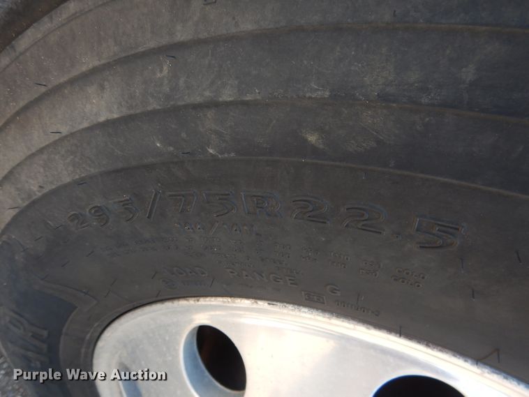 image for item FA9379 2005 International 7400  aerial lift truck