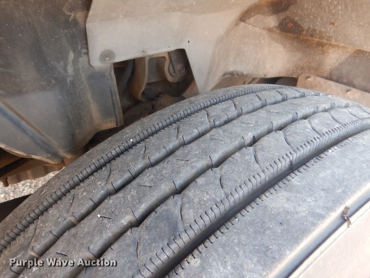 image for item FA9379 2005 International 7400  aerial lift truck