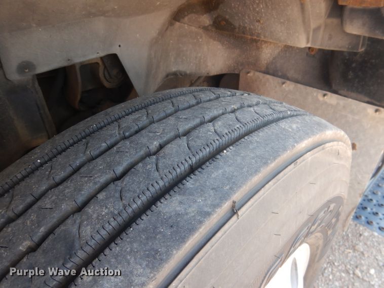 image for item FA9379 2005 International 7400  aerial lift truck