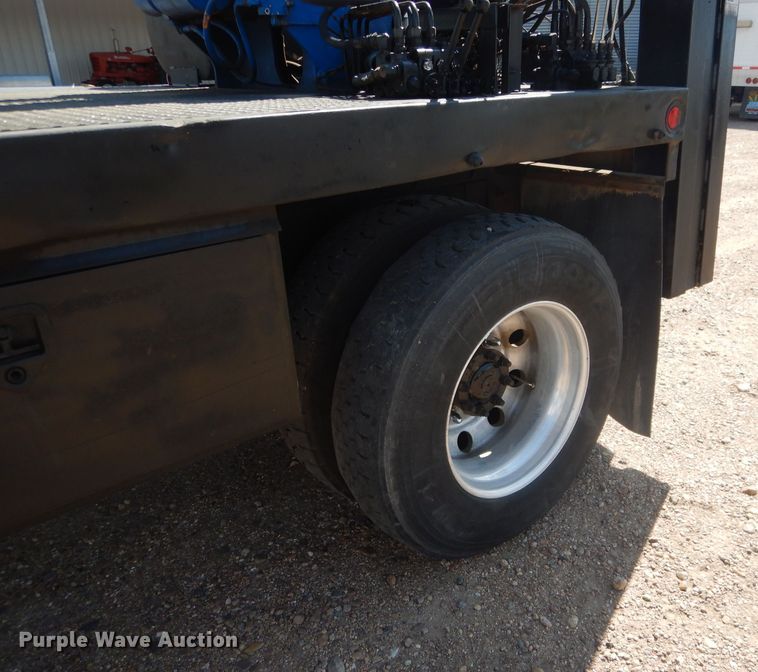 image for item FA9379 2005 International 7400  aerial lift truck