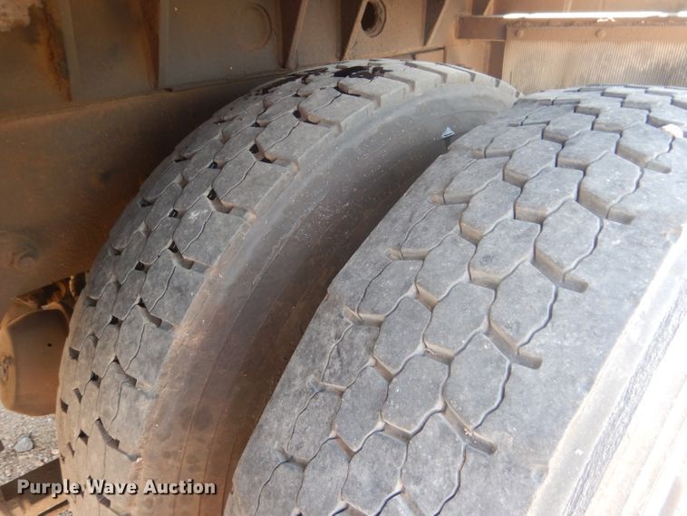 image for item FA9379 2005 International 7400  aerial lift truck