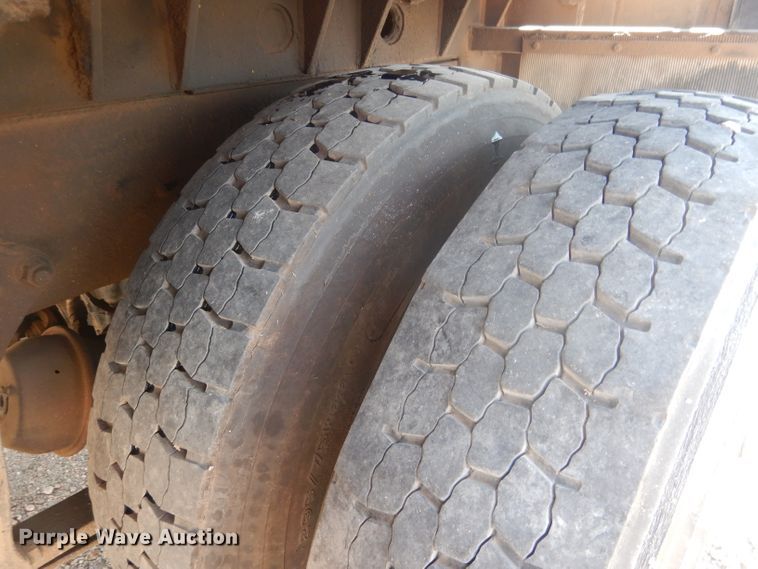 image for item FA9379 2005 International 7400  aerial lift truck