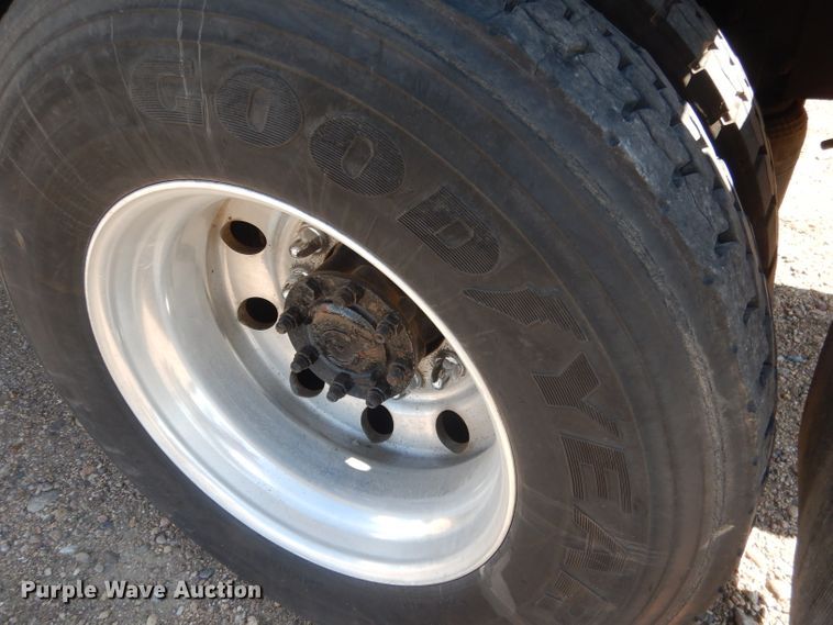 image for item FA9379 2005 International 7400  aerial lift truck