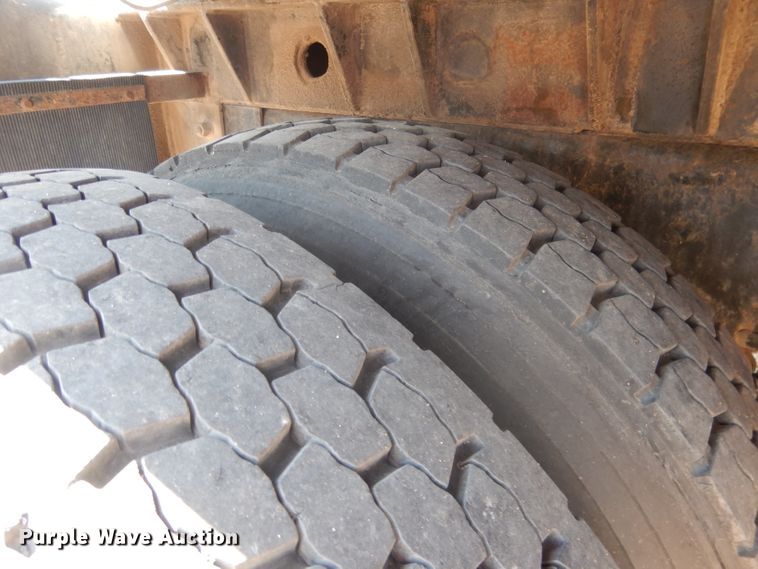 image for item FA9379 2005 International 7400  aerial lift truck