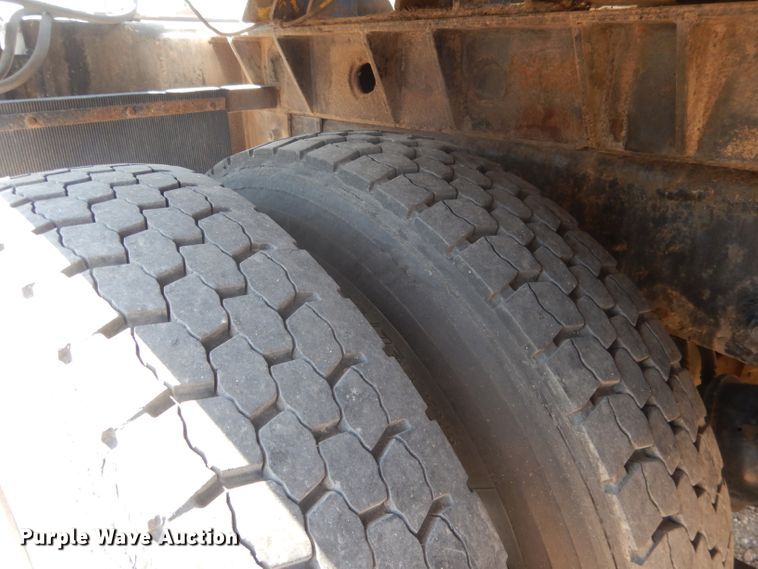 image for item FA9379 2005 International 7400  aerial lift truck