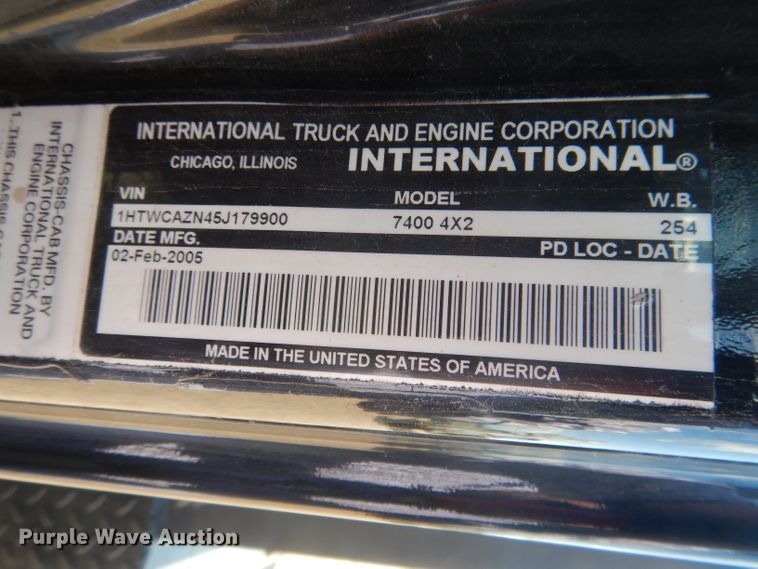 image for item FA9379 2005 International 7400  aerial lift truck