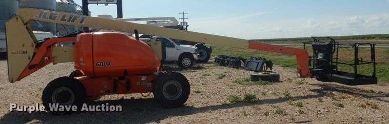 image for item FA9381 2005 JLG 600A  boom lift