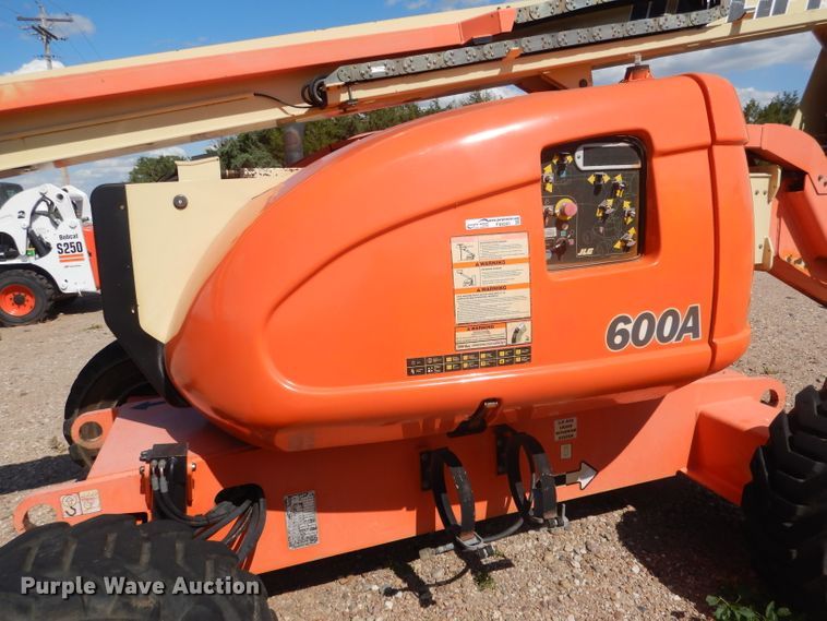 image for item FA9381 2005 JLG 600A  boom lift