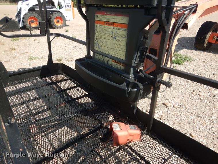 image for item FA9381 2005 JLG 600A  boom lift