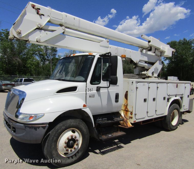 image for item FD9491 2005 International 4300SBA  bucket truck