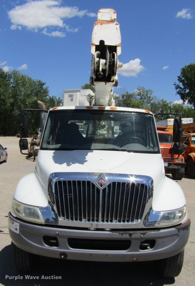 image for item FD9491 2005 International 4300SBA  bucket truck