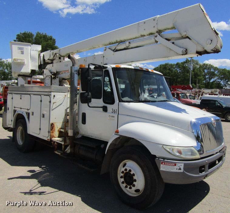 image for item FD9491 2005 International 4300SBA  bucket truck