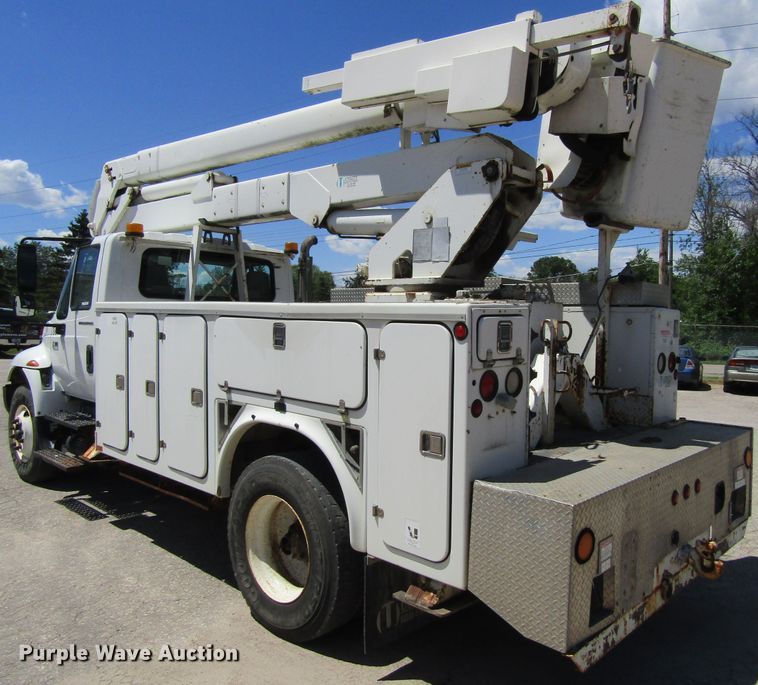 image for item FD9491 2005 International 4300SBA  bucket truck