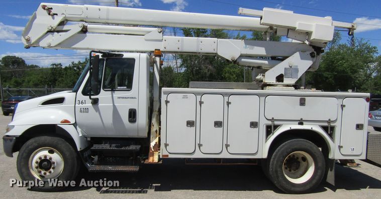 image for item FD9491 2005 International 4300SBA  bucket truck