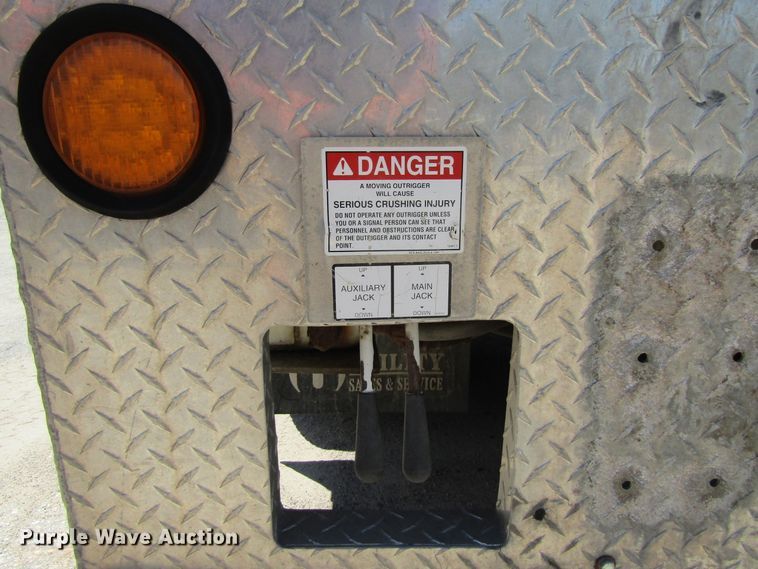 image for item FD9491 2005 International 4300SBA  bucket truck